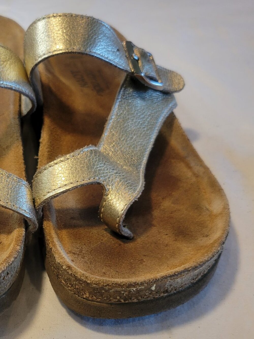 Naot Gold Metallic Leather Toe Loop Sandals EU 39 Women's 8-8.5 - Picture 3 of 10